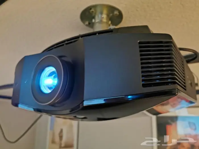 بروجكتر سينما احترافي سوني شبه جديد للبيع 1