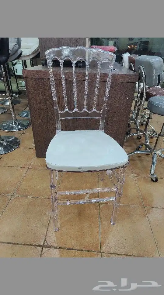 كراسي الكريلك الشفاف 1