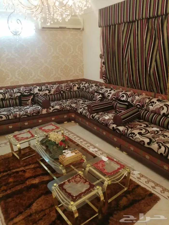 كنب متصل كبير تفصيل خشب. 14