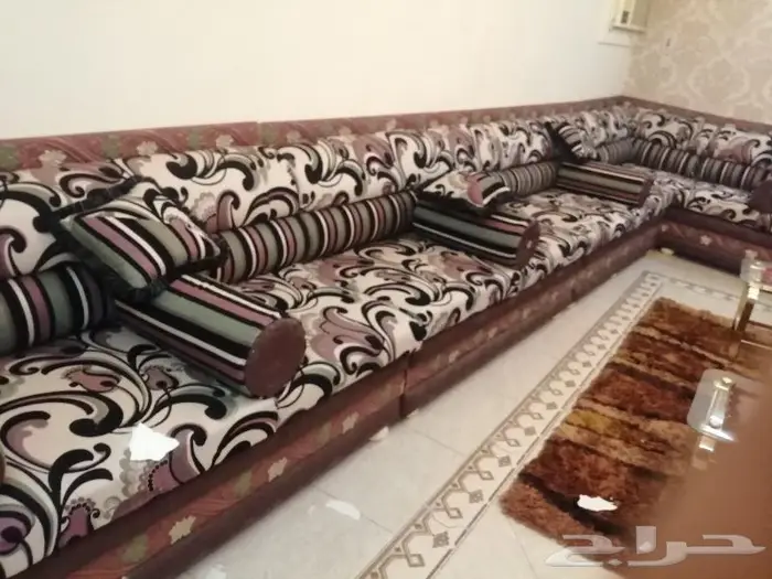 كنب متصل كبير تفصيل خشب. 1