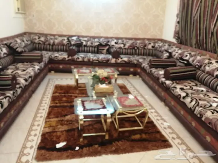 كنب متصل كبير تفصيل خشب. 3