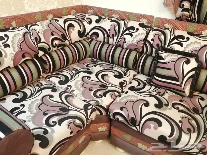 كنب متصل كبير تفصيل خشب. 10