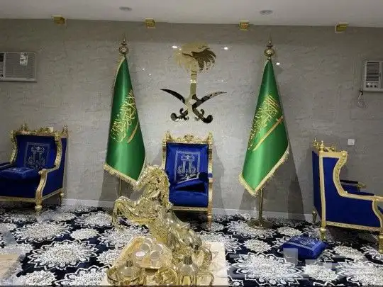 علم مجلس علم صالة ستاند علم كبير ذهبي علم السعودية مذهب 1