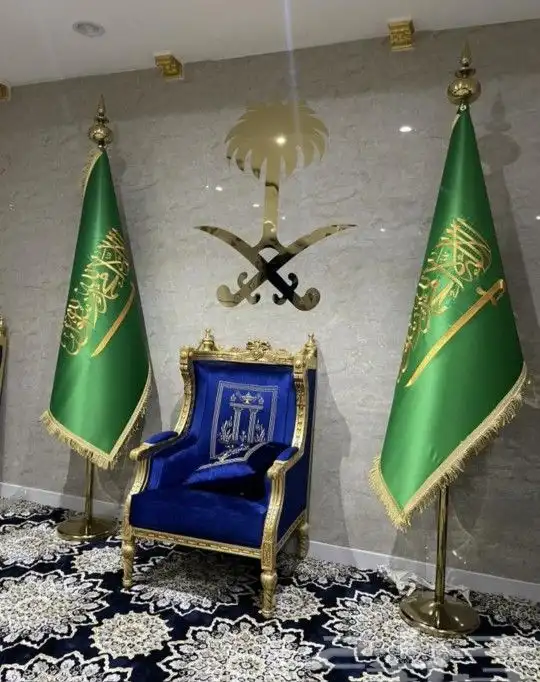 علم مجلس علم صالة ستاند علم كبير ذهبي علم السعودية مذهب 2