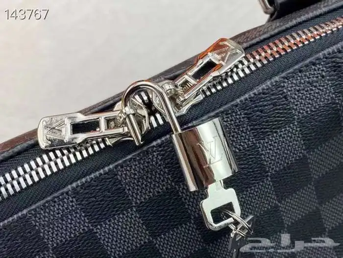 شنط لاب توب ويد ومحافظ ماركات عالمية 62