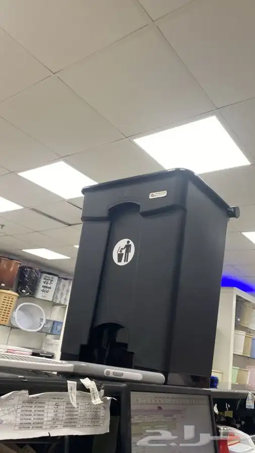 سلة مهملات للاستخدام الخارجي بعجلات 2