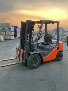 رافعه يدوية جاك للايجار فوركلفت 7