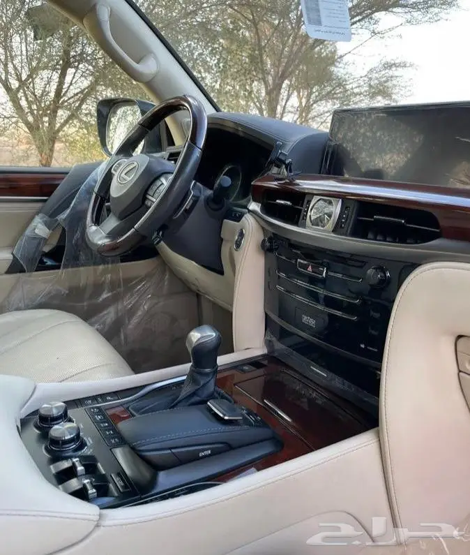 للبيع جيب لكزس LX570 2017 ذهبي نظيف جدا 2