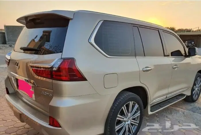 للبيع جيب لكزس LX570 2017 ذهبي نظيف جدا 1