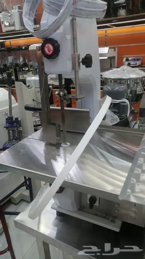 عرض منشار لحم فوق طاوله 0