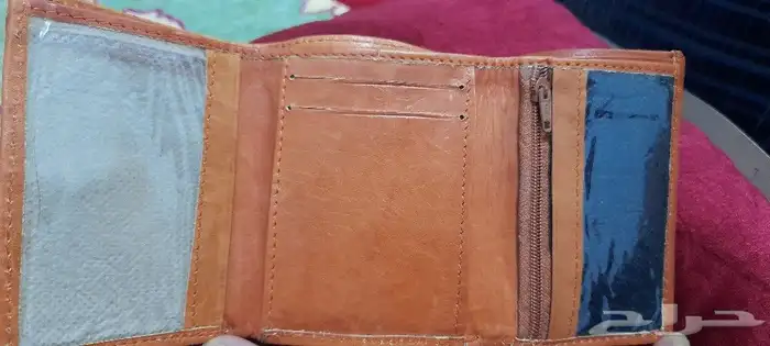 ثلاث محافظ نقود 2 جلد وواحده شمواة ثلاث الوان مختلفه 9
