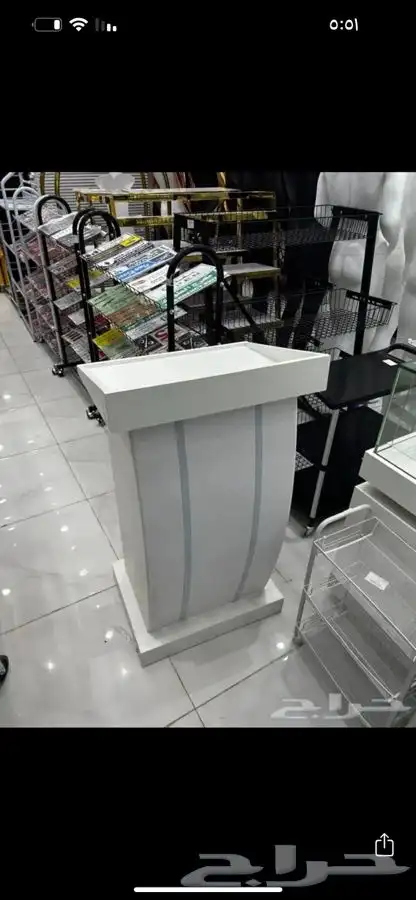 منبر خشبي. استاندات ارفف عربة فندقي 0