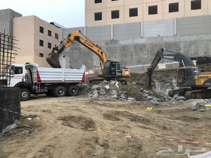 قلاب و حفار بوكلين لأعمال الحفر الترحيل بمكه 2