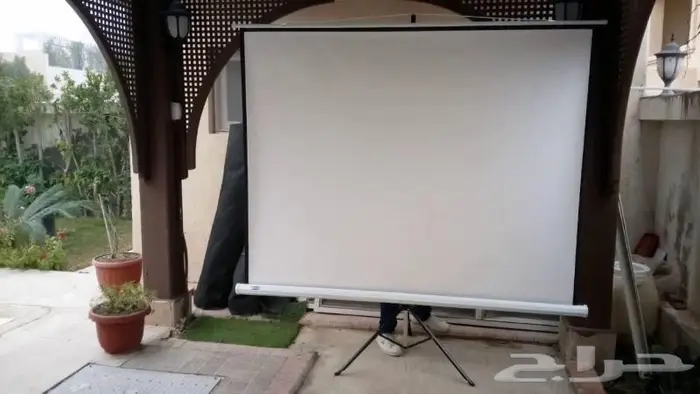 بروجكتر وشاشة عرض مع ستاند للايجار 1