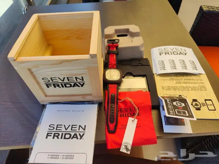 ساعة SEVEN FRIDAY رد كاربون P3C-04 0