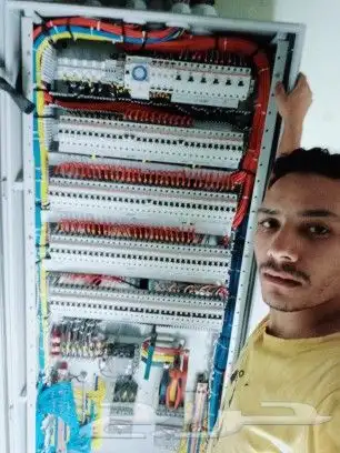 كهربائي منازل ومحلات تجارية وكل أعمل الصيانه ولديه سيارة 5