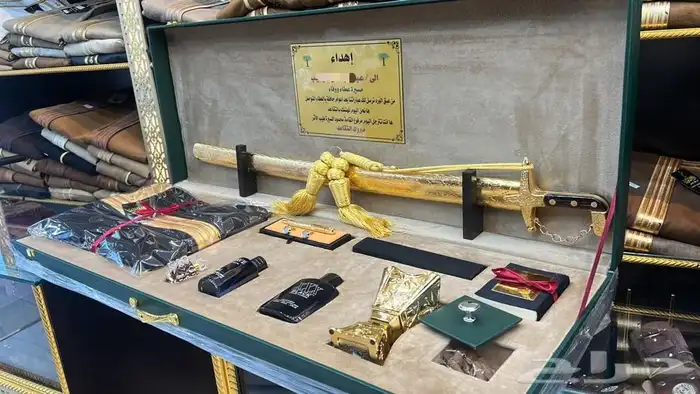 درع تخرج صندوق سيف طقم هدية رجالي بشت شتوي زواج فروة 2