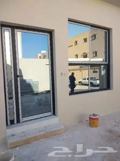 باب زجاجي مزدوج مع زجاج أسود عاكس 0