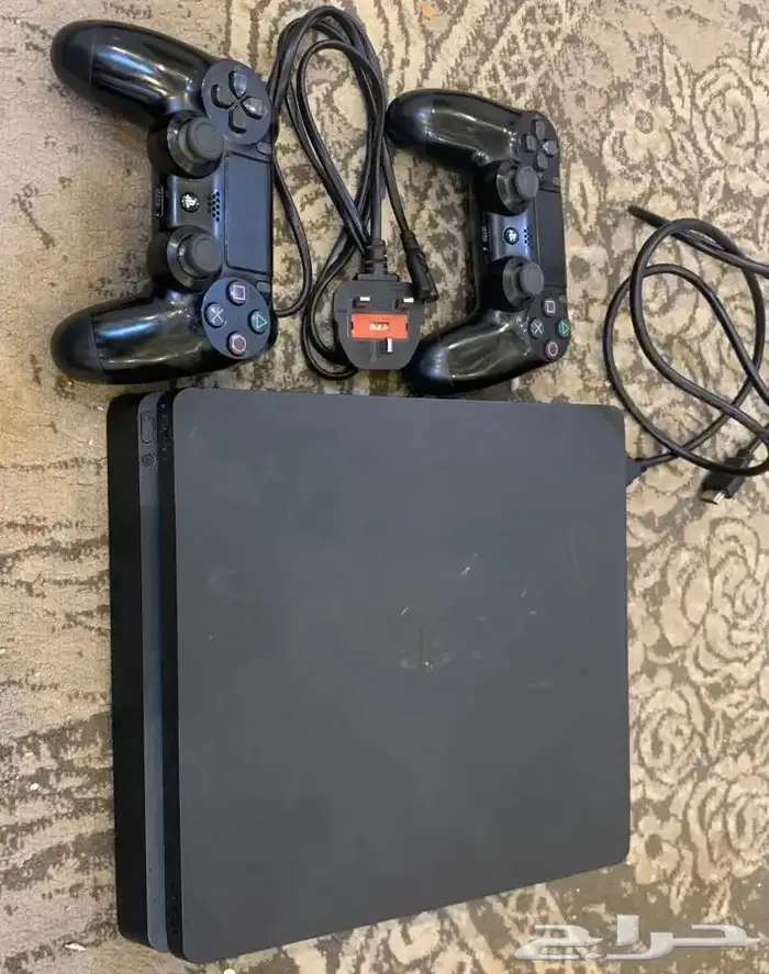 للبيع سوني 4 استخدام نطيف جد ا ماشاء الله .. مع يدين اصليه 0