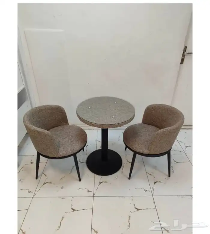 طاولات اطقم مع كرسيين وفي مع 4 كرسي وتس فقط 93