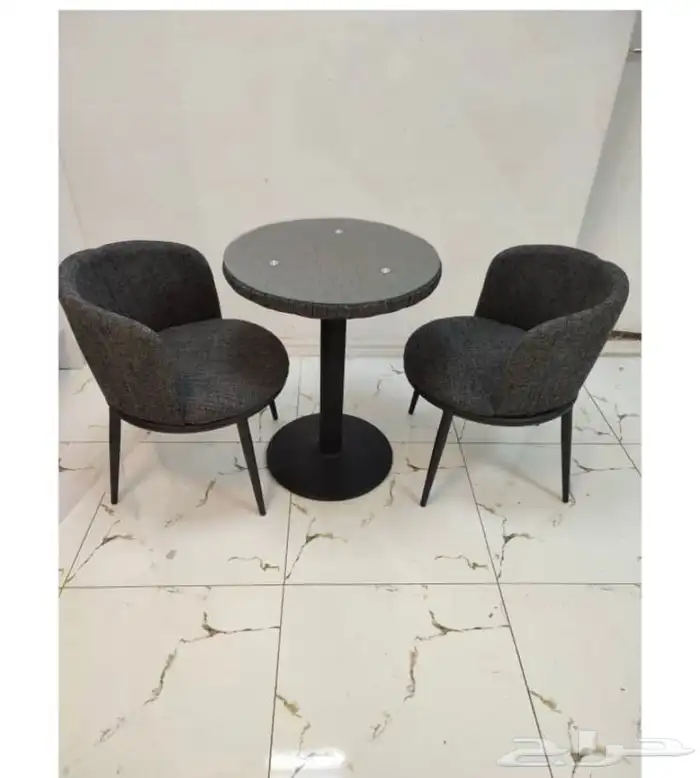 طاولات اطقم مع كرسيين وفي مع 4 كرسي وتس فقط 92