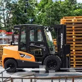 رافعة شوكية (فوركلفت) forkliftللايجار بجميع المقاسات 2