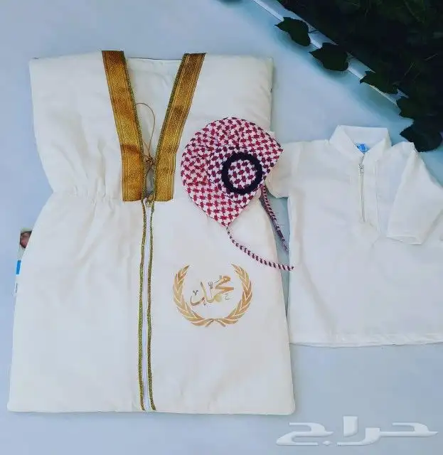 مدس مواليد على شكل بشت مع طاقيه شكل شماغ وثوب مع تطريز الاسم 1
