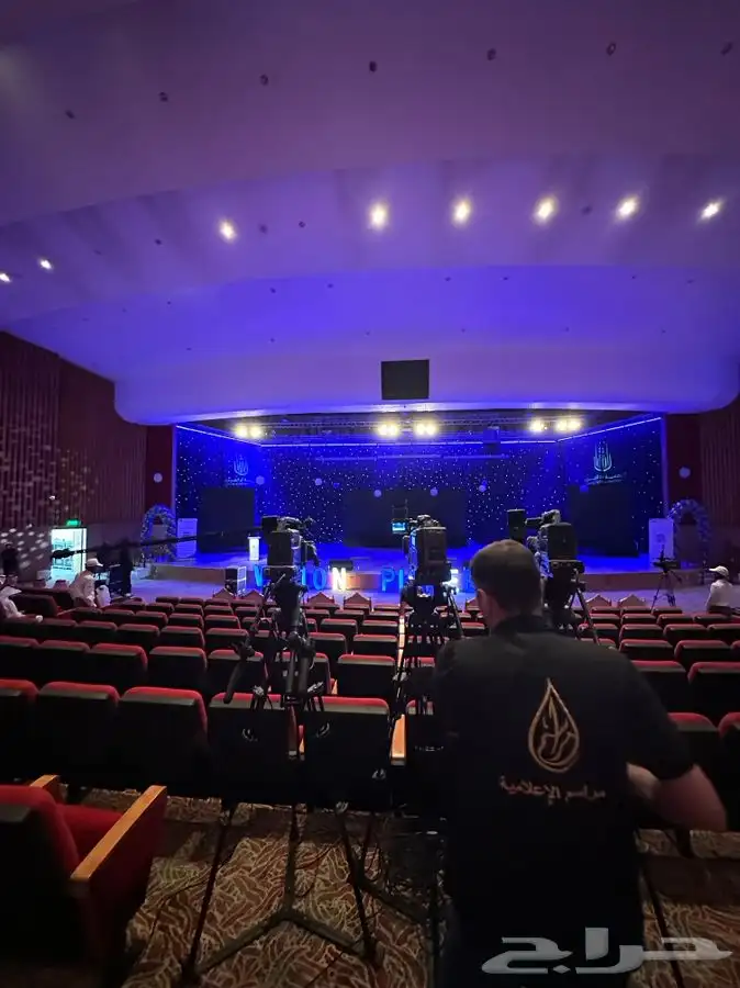 تاجير سماعات و مكرفونات و ليازر ومسارح شاشات 1