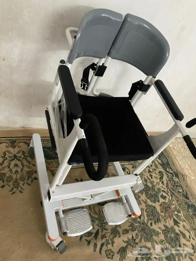 سرير طبي وكرسي للحمام وطاوله طعام 2