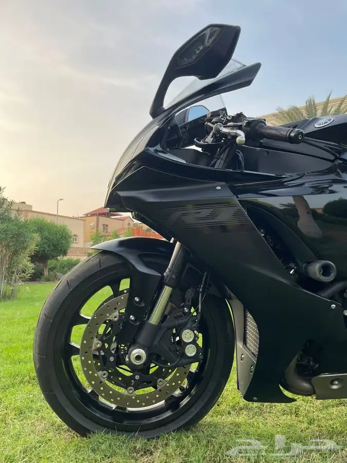 YAMAHA R1 1