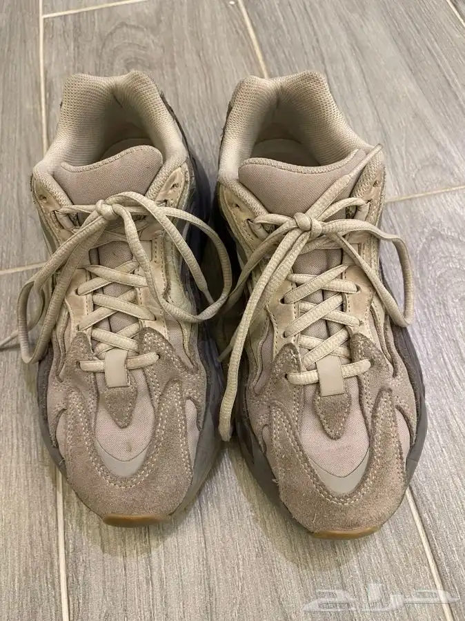 جزمة ييزي اصليه ( مستعمله ) مقاس 40 yeezy shoe 2