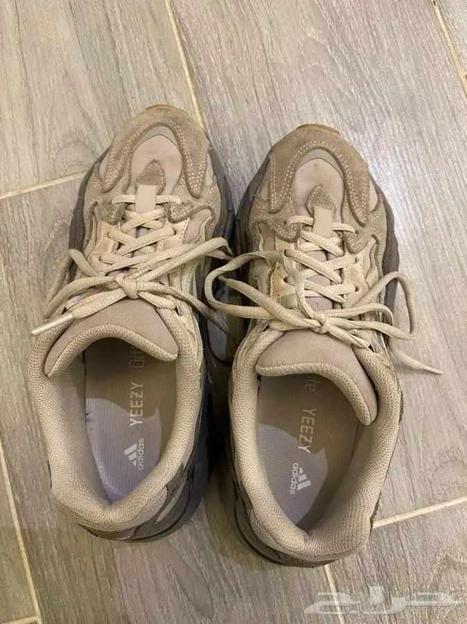 جزمة ييزي اصليه ( مستعمله ) مقاس 40 yeezy shoe 3