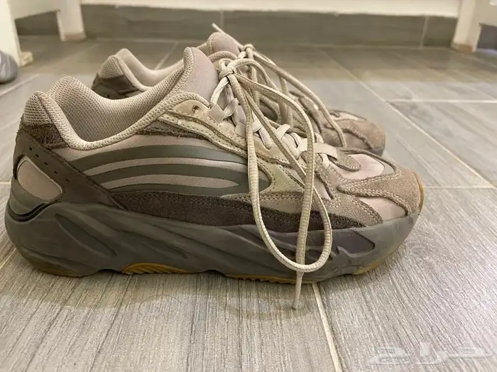 جزمة ييزي اصليه ( مستعمله ) مقاس 40 yeezy shoe 1