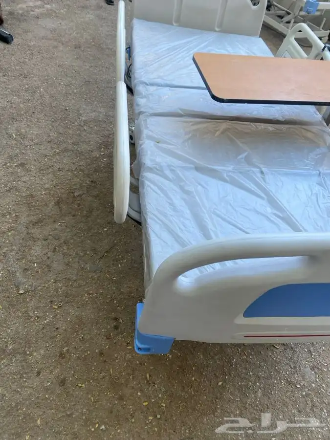سرير طبي وطاوله طعام ورافعه طبيه 2