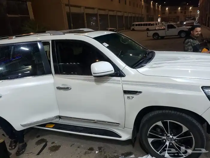 خطوط سيارات جميع الموديلات لدى محلات القريشي للشاشات 3