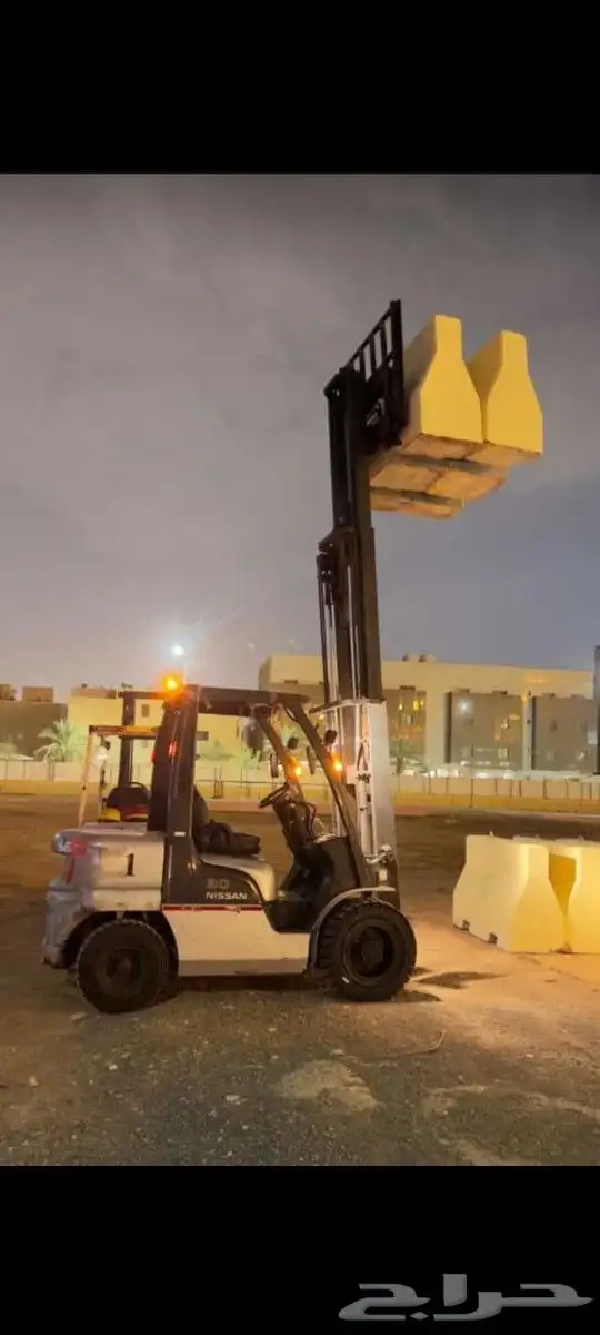 إيجار رافعات شوكيه وكرينات جميع الاحجام إيجار شهري أسبوعي يو 4
