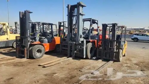 رافعات شوكية وسيزر لفت بجميع الأحجام للتأجير 4