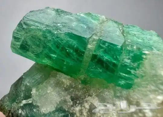 حجر زمرد كريستال طبيعي 3