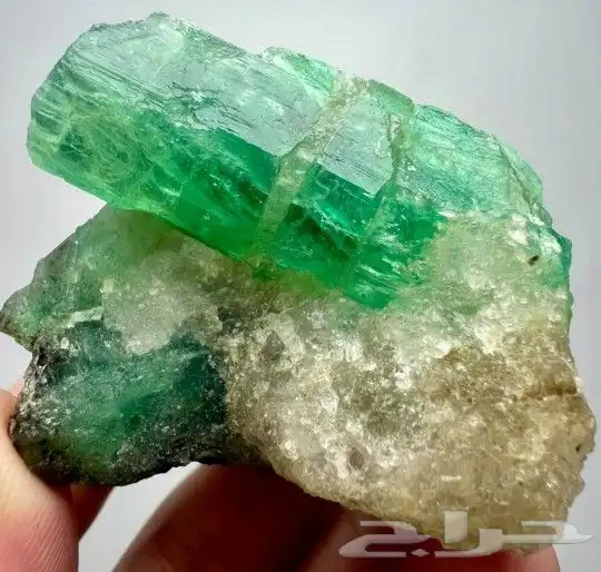 حجر زمرد كريستال طبيعي 0