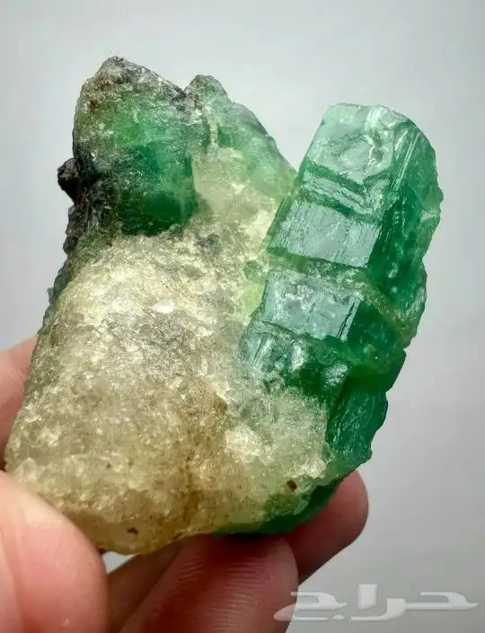 حجر زمرد كريستال طبيعي 1