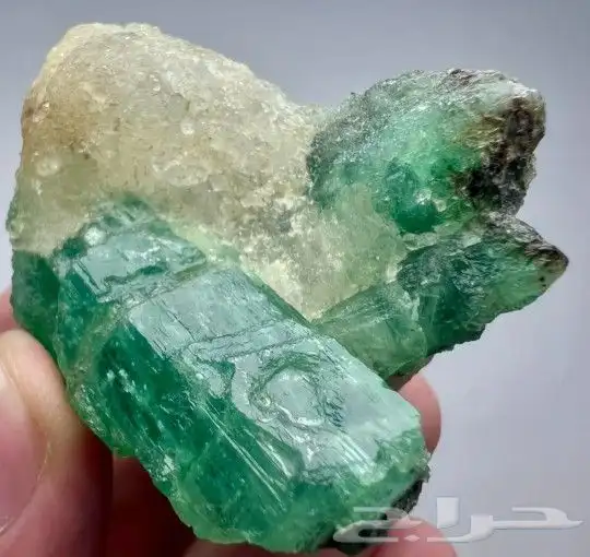 حجر زمرد كريستال طبيعي 4