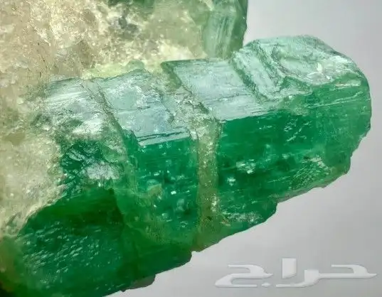 حجر زمرد كريستال طبيعي 5