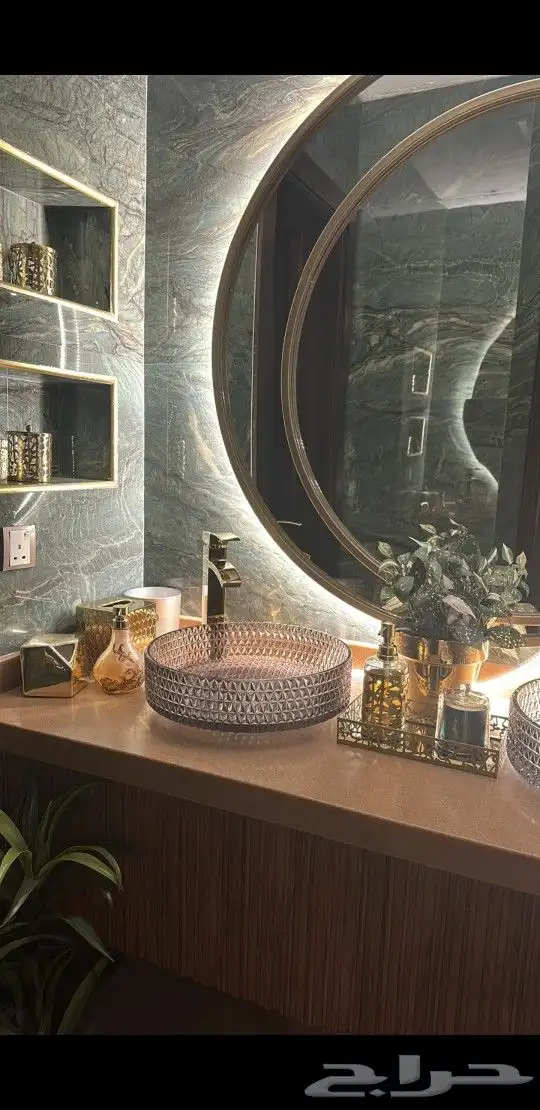 عروض المرايا 3 3 0 1 1 1 1 8 5 0 1