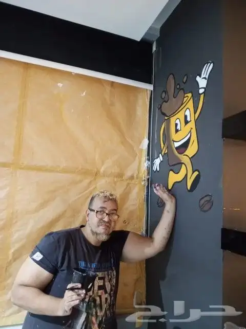 رسام محترف جرافيتي و نحات رسم بارز علي الجدران كافية مغاسل س 3