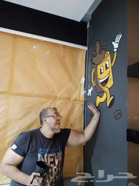 رسام محترف جرافيتي و نحات رسم بارز علي الجدران كافية مغاسل س 12