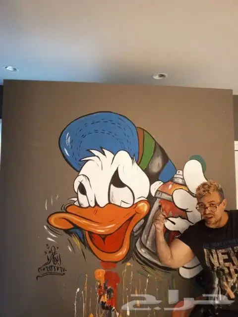 رسام محترف جرافيتي و نحات رسم بارز علي الجدران كافية مغاسل س 1