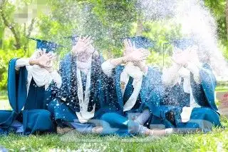 ارواب وعبايات تخرج بالاسم والمقاسات حسب الطلب 1