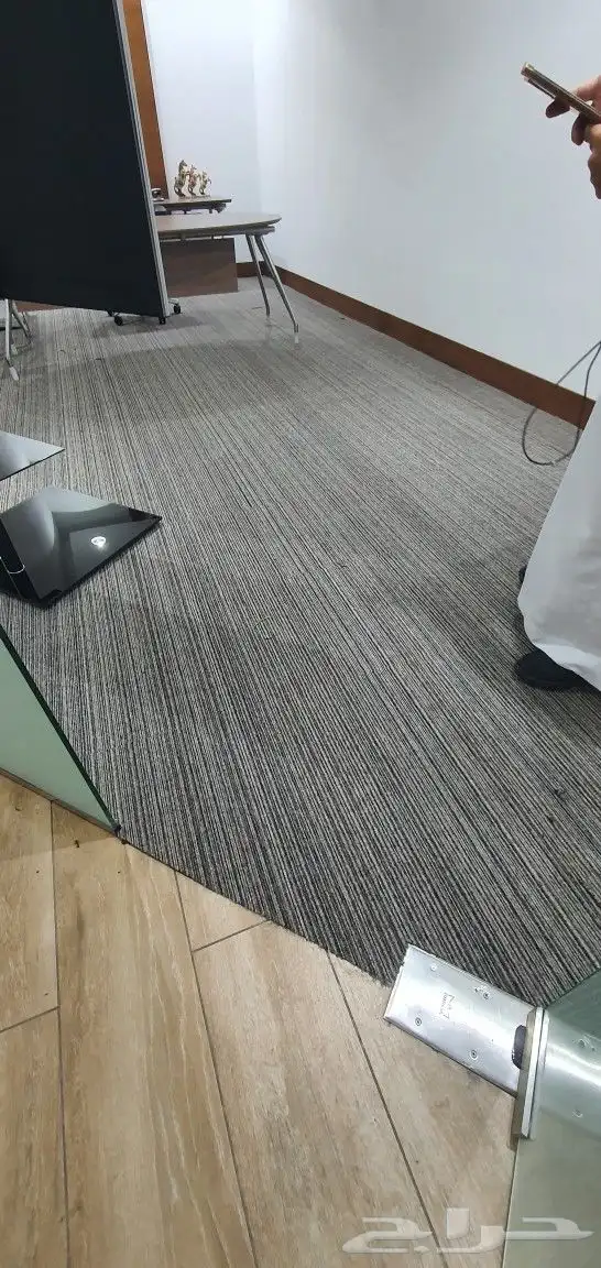 تركيب فرش موكيت مشمع فينيل عشب صناعي سجاد 15