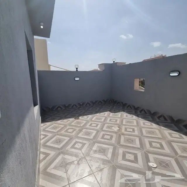 ملحق روف للبيع مساحة 240 2