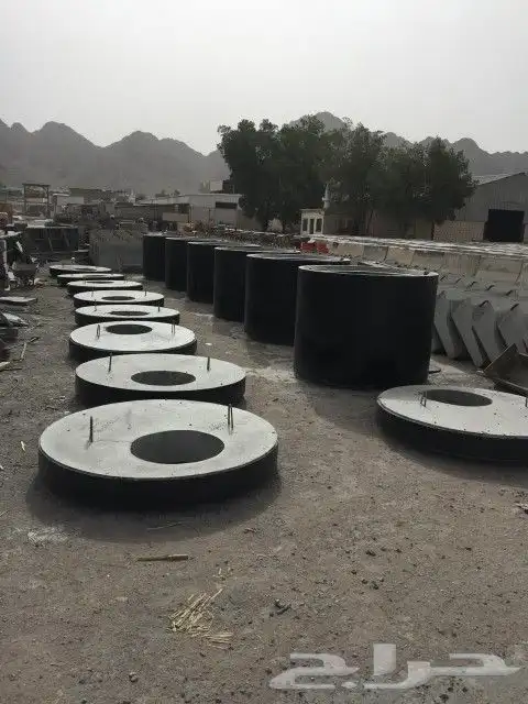 حواجز خرسانية وقواعد أعمدة انارة ومناهل كهربا 36